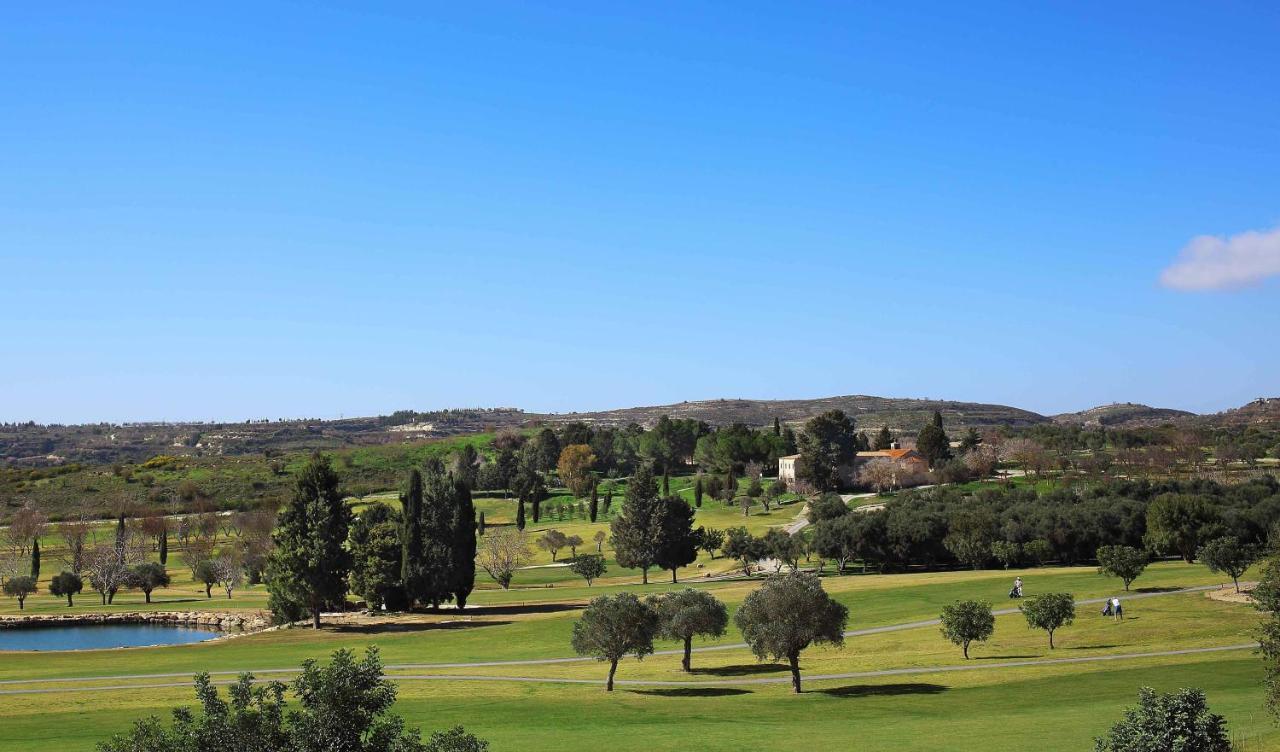 Minthis Resort Tsadha Exterior photo Golf course in Sotogrande, Spain